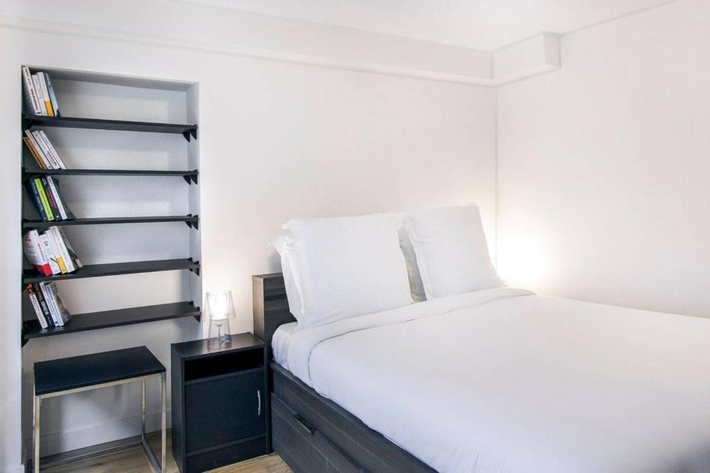 1 Bed Apartment Rue la Fayette - image 5