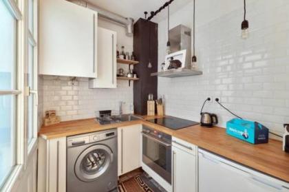 Cosy flat for 2 people near Pigalle - image 4
