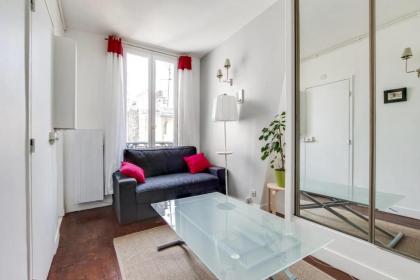 Quaint Apartment with Rooftop views of Montmarte - image 1