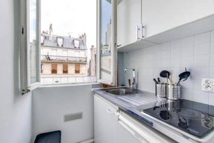 Quaint Apartment with Rooftop views of Montmarte - image 17