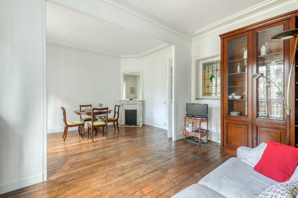 Bright and Homely Apartment in Batignolles - main image