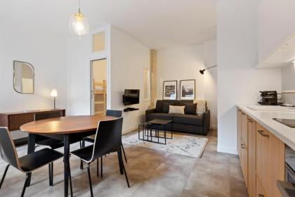 Contemporary & Comfortable 2 Bedroom Apartment in Paris Paris