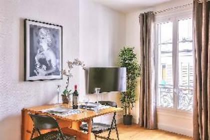 B  823 -  Buttes Chaumont - Spacieux appartement