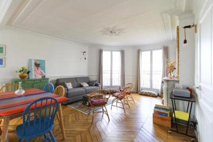 Bright Apartment On The Roofs Of Paris