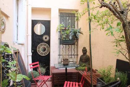 Charming T2 Batignolles with private courtyard