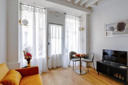 Designer apartment on St Louis Island in Paris - Welkeys