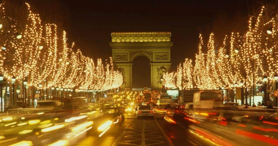 10 Best Places to See Christmas Lights in Paris
