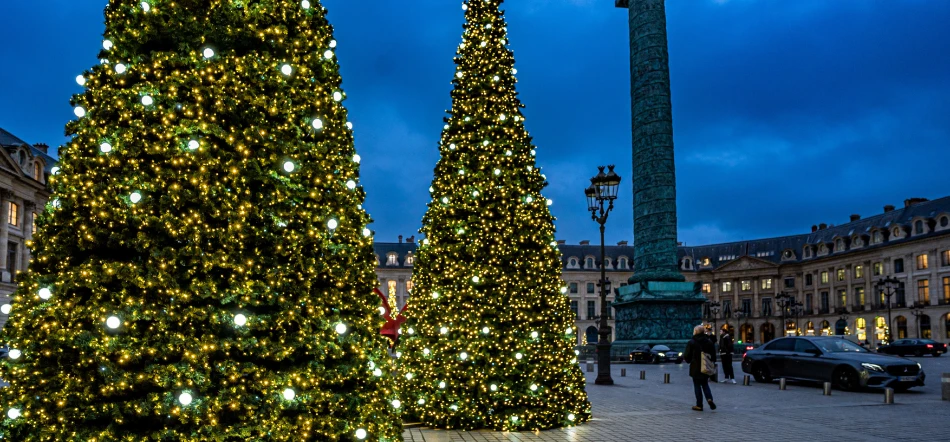10 Best Places to See Christmas Lights in Paris