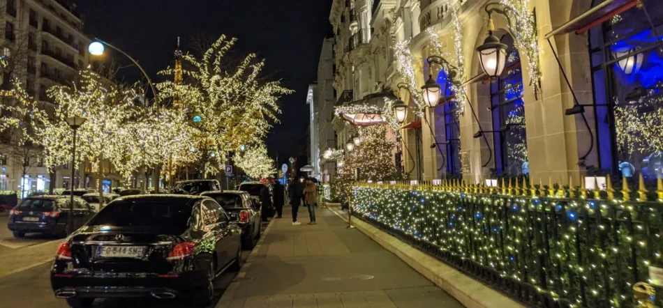 10 Best Places to See Christmas Lights in Paris
