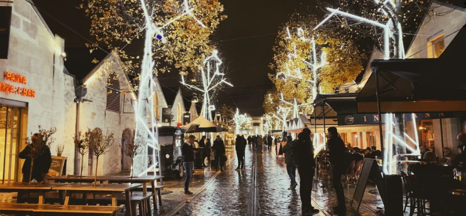10 Best Places to See Christmas Lights in Paris