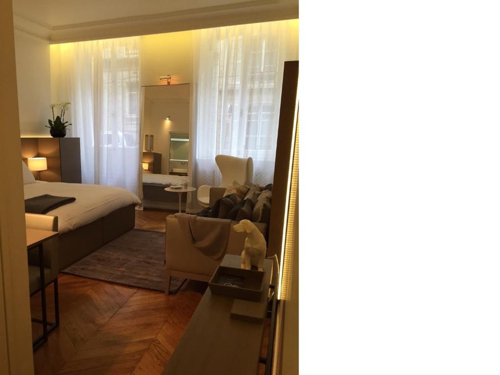 Cirque Deluxe Studio Apartment - image 6