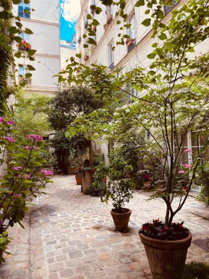 Marais Place des Vosges Sevigne - image 23