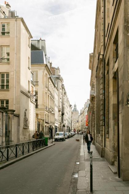 Marais Place des Vosges Sevigne - image 24