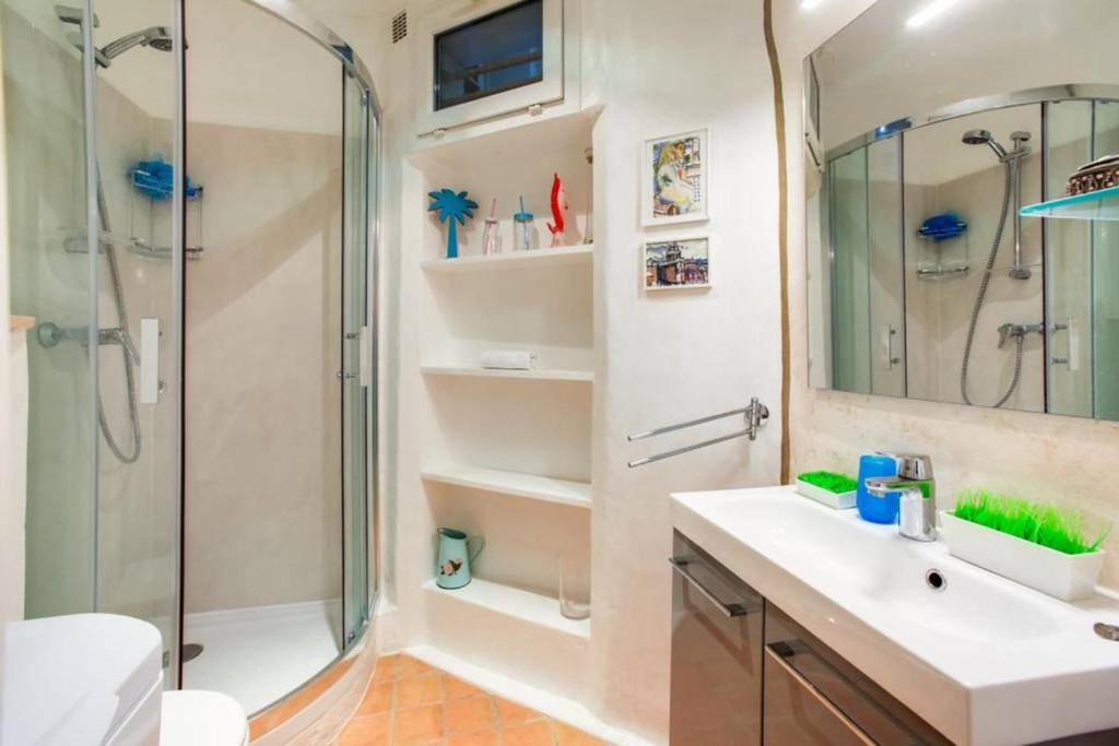 Cozy Studio Near Canal Saint Martin - image 2
