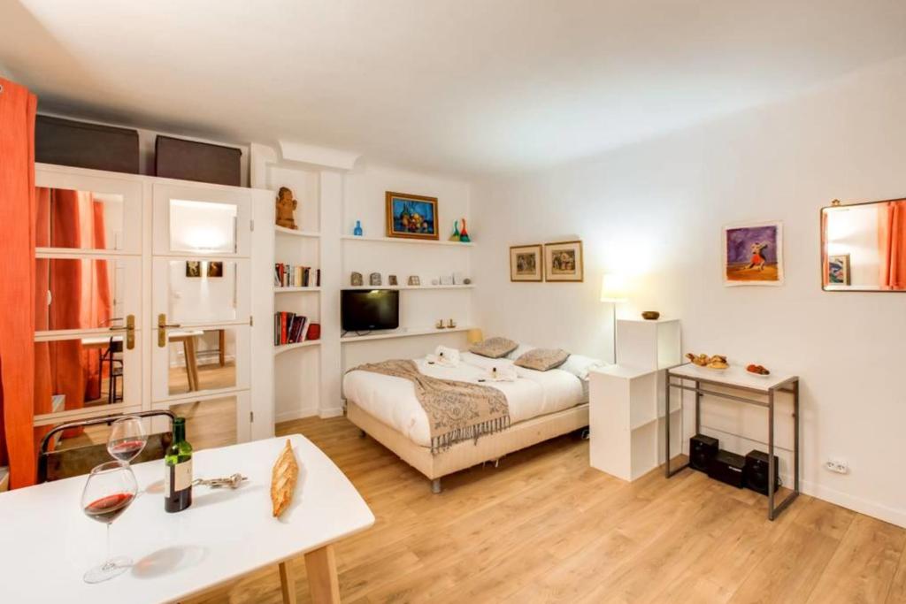 Cozy Studio Near Canal Saint Martin - image 3