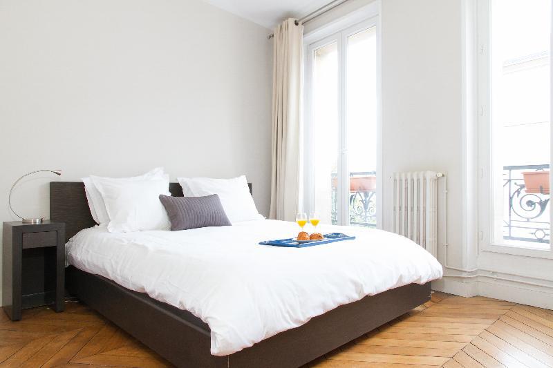 ST PAUL- ELEGANT 2BR IN THE HEART OF LE MARAIS  - image 2