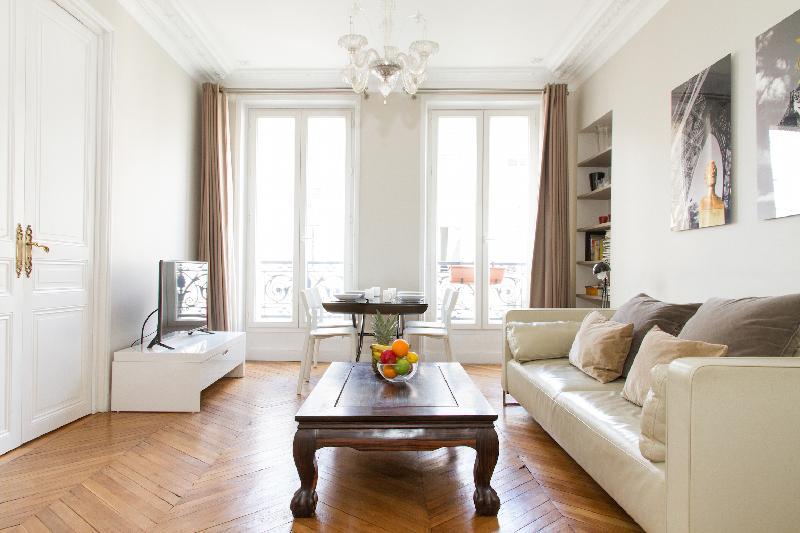 ST PAUL- ELEGANT 2BR IN THE HEART OF LE MARAIS  - image 4