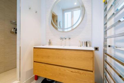 Spacious Parisian Family Apartment In 7th - image 22