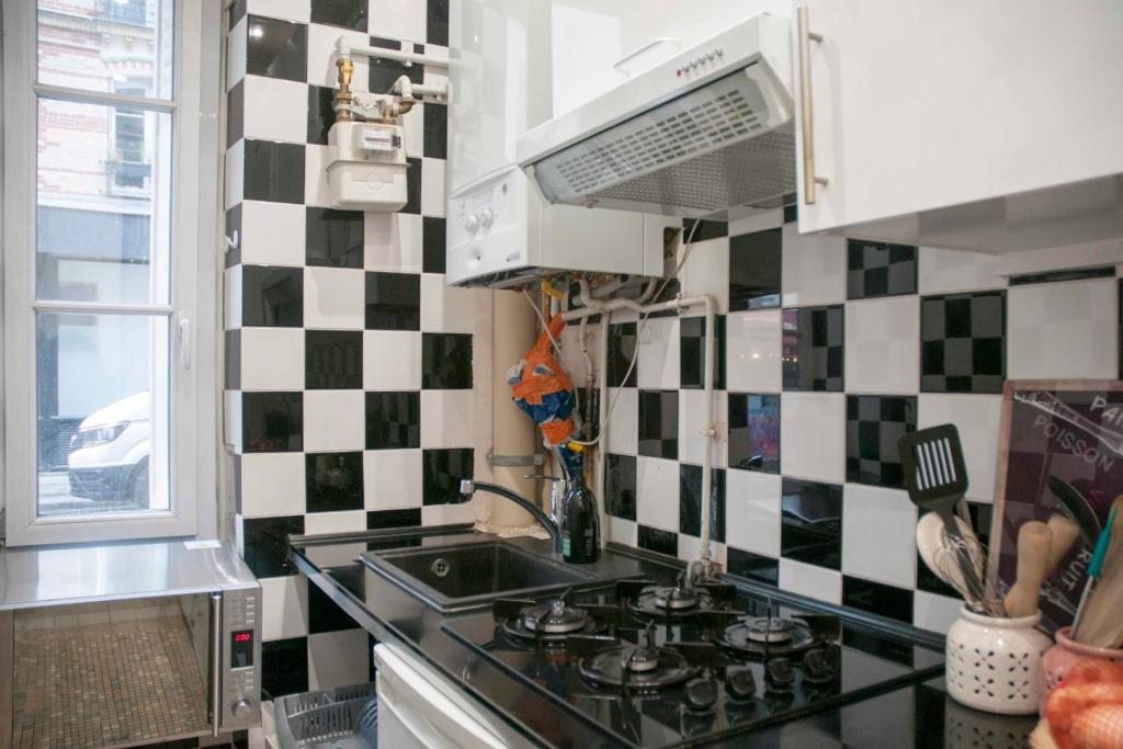 Charming flat in the heart of Paris - image 2