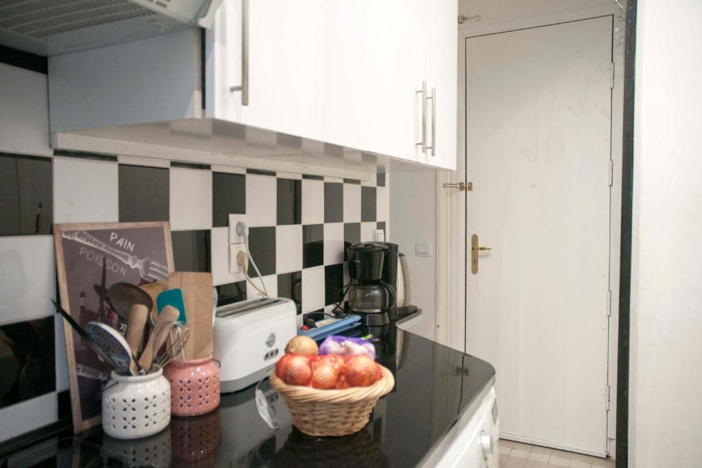 Charming flat in the heart of Paris - image 3