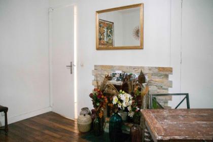 Charming flat in the heart of Paris - image 4