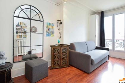 204340 - A two-room apartment with traditional chic style in the Marais - image 29