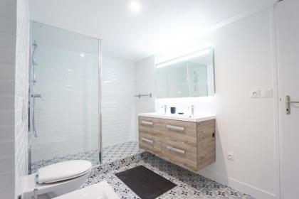 Large Apt Near Champ De Mars - image 21