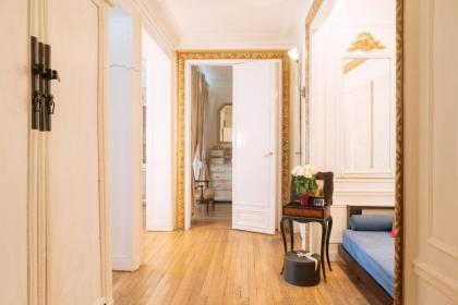 Luxurious 4 Bedroom Apartment next to The Eiffel Tower - image 21