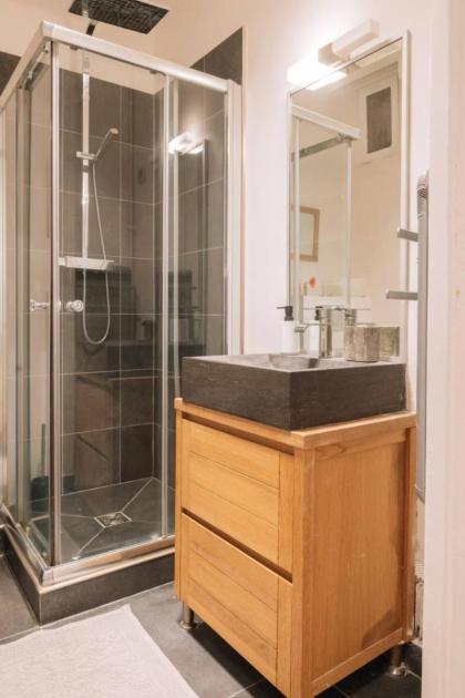 Luxurious 4 Bedroom Apartment next to The Eiffel Tower - image 22