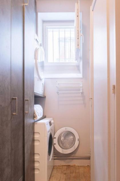 Luxurious 4 Bedroom Apartment next to The Eiffel Tower - image 23