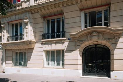 Luxurious 4 Bedroom Apartment next to The Eiffel Tower - image 24