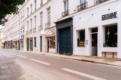 Unique and Bright Studio Apartment in Paris - image 24