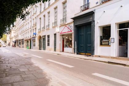 Unique and Bright Studio Apartment in Paris - image 25