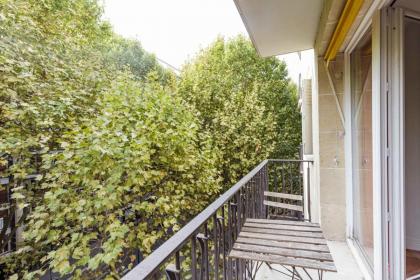 A cosy nest with a balcony near the Seine - image 14