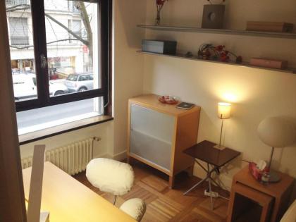 Atrium Victor Hugo Eiffel Tower Arc du Triumph 16th district renovated top of the line équipements and furnished 62sqm 1 master Bsr 1 living room dining room secure - image 22