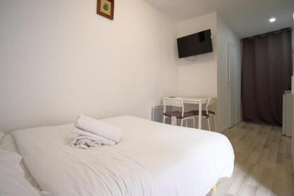 Nice studio near Montparnasse - image 23