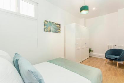 Cosy 3 bedroom and 2 Bathroom - Opera - image 25