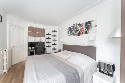 Appartement Haussmannien - dernier étage - image 21
