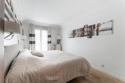 Appartement Haussmannien - dernier étage - image 24