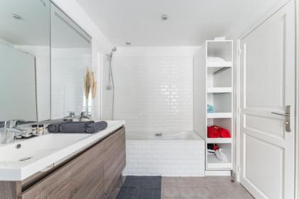 Appartement Haussmannien - dernier étage - image 28