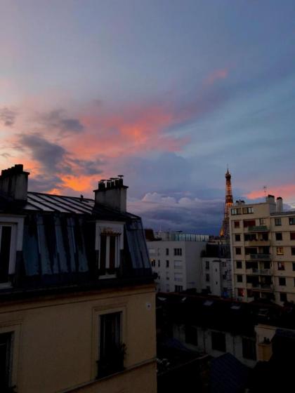 Parisian apartment with Eiffel Tower view - image 22