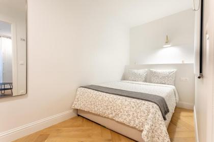 Luxury Living in Louvre - image 30
