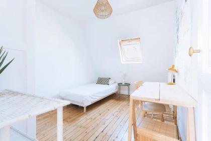 Ideally located 2BD Apart for 3 with balcony&view - image 21