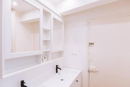 Stylish & Luminous 2 BD Apartment - image 22