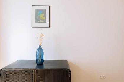 Stylish & Luminous 2 BD Apartment - image 24