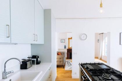 Stylish & Luminous 2 BD Apartment - image 26