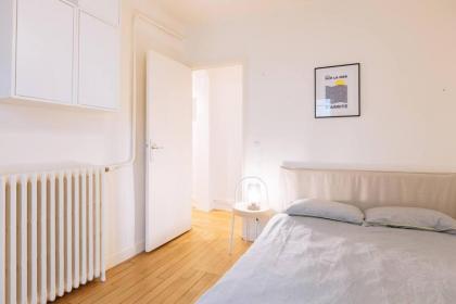 Stylish & Luminous 2 BD Apartment - image 28