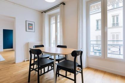 Stylish & Luminous 2 BD Apartment - image 29