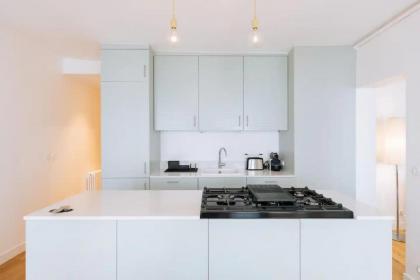 Stylish & Luminous 2 BD Apartment - image 30