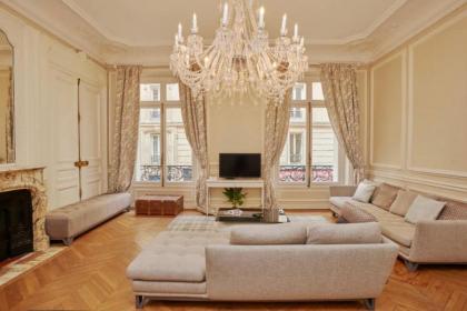 Glamorous Apartment excellent location - image 21